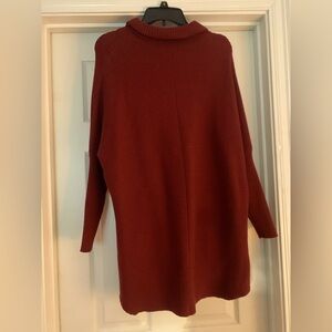 Women’s oversized sweater in burgundy.
